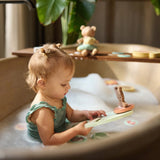 Offrez à votre enfant un set de jeux en mousse de bain Kangourou. Flottant, sûr et éducatif, il stimule la motricité fine et l’imagination tout en rendant le bain amusant.