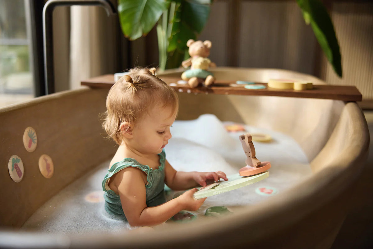 Offrez à votre enfant un set de jeux en mousse de bain Kangourou. Flottant, sûr et éducatif, il stimule la motricité fine et l’imagination tout en rendant le bain amusant.