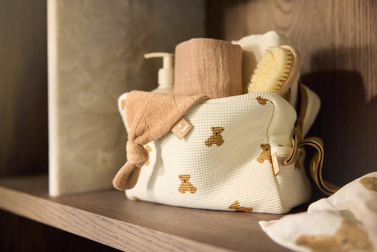 Découvrez la trousse de toilette bébé Mini Teddy Bear : pratique, compacte et polyvalente, idéale pour ranger les essentiels de bébé et maman lors des sorties et voyages.