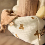 Découvrez la trousse de toilette bébé Mini Teddy Bear : pratique, compacte et polyvalente, idéale pour ranger les essentiels de bébé et maman lors des sorties et voyages.