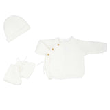 Ensemble trousseau de naissance 3 pièces blanc (brassière, bonnet, chaussons). Doux, chaud et pratique, il est parfait pour la maternité. Fabrication européenne.
