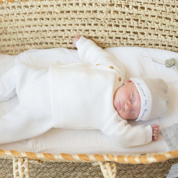 Ensemble trousseau de naissance 3 pièces blanc (brassière, bonnet, chaussons). Doux, chaud et pratique, il est parfait pour la maternité. Fabrication européenne.